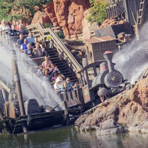 reportage photo - éclaboussure dynamique sur l'attraction train de la mine au parc Disney