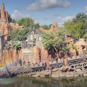 Reportage photo - Train de la mine traversant un décor rocheux à Disney