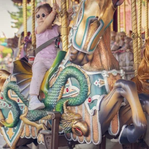 Reportage photo - carrousel avec chevaux en rotation à Disney