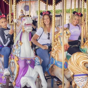 Reportage photo - manège carrousel classique en mouvement à Disney