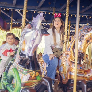 Reportage photo au Parc Disney - chevaux de carrousel décorés tournant