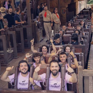 Reportage photo - Départ d'attraction avec visiteurs enthousiastes