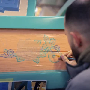 Reportage photo de l'agence Verveine - ouvrier concentré au travail dans un atelier