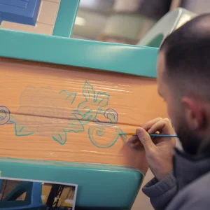 Reportage photo dans un atelier pour SAMC par l'agence Verveine - savoir-faire et précision technique des employés