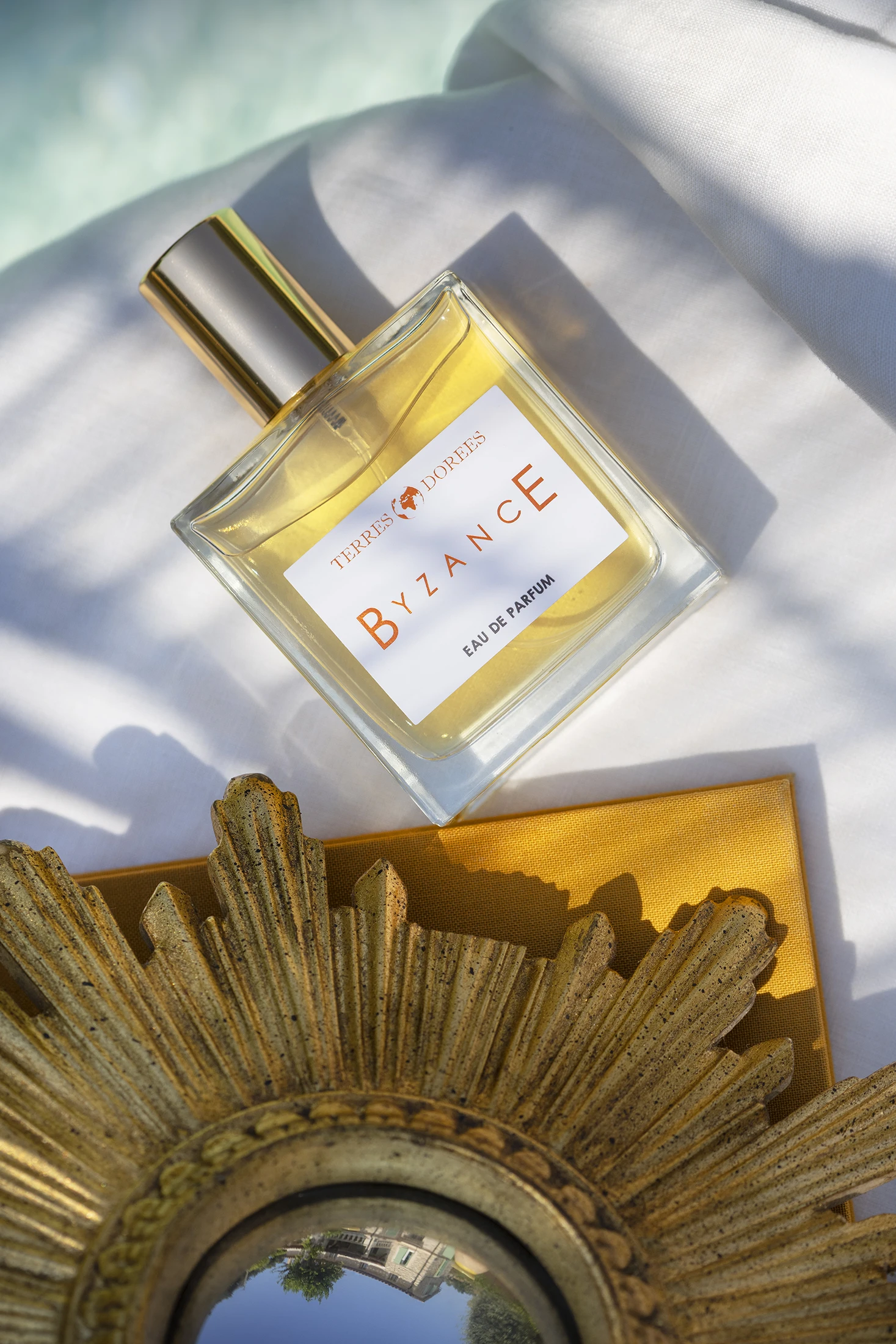 Photo - Shooting professionnelle au bord d'une piscine d'un parfum de Terres Dorées - Agence Verveine