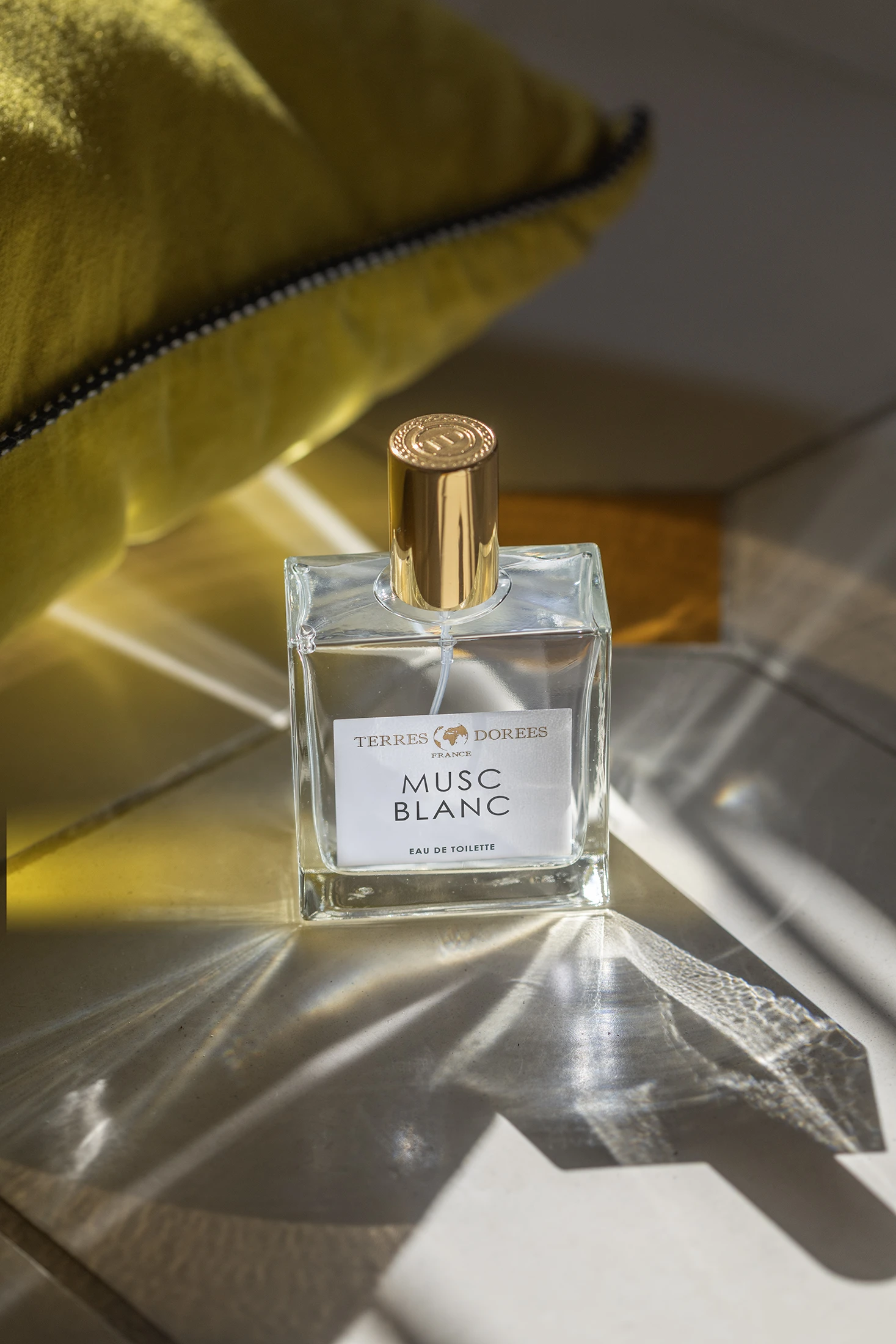 Photo - Shooting intérieur pour le parfum de la marque Terres Dorées par l'Agence Verveine