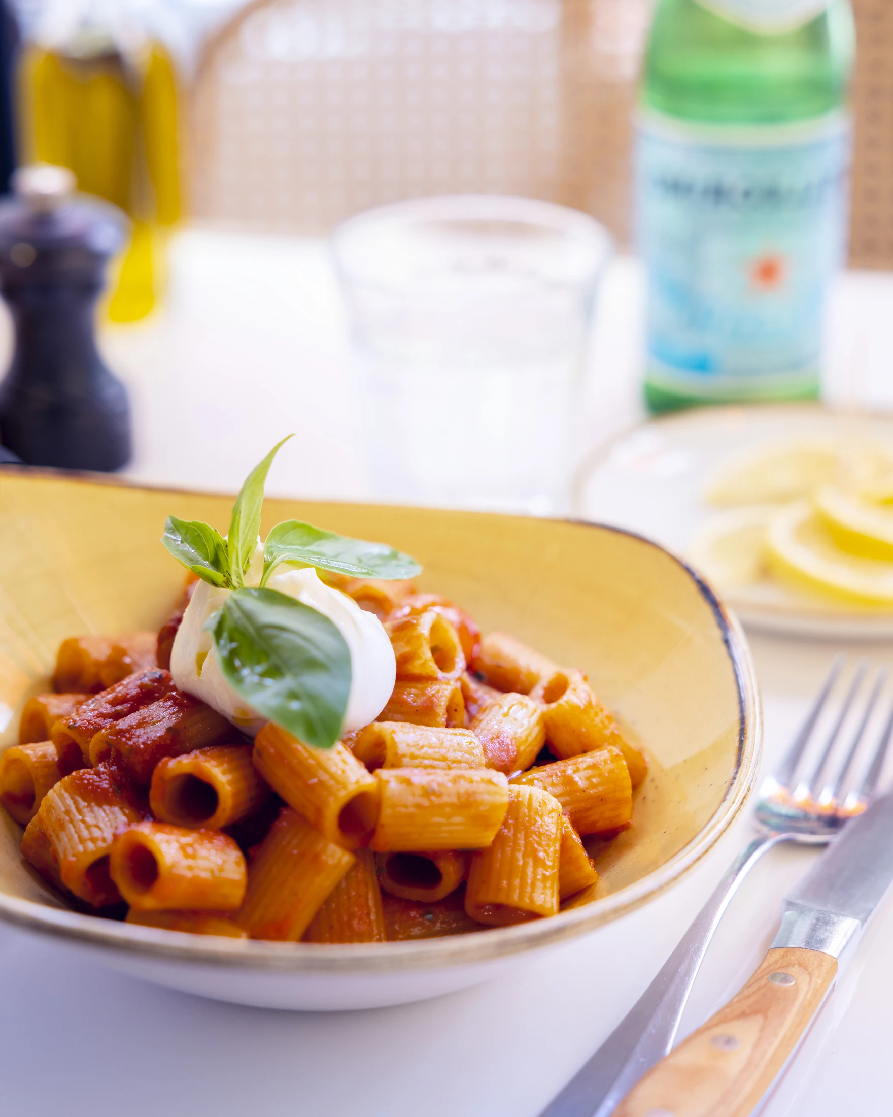 Shooting photo - au sein du restaurant l'impasto, plat de pâte à la sauce tomate spécialité italienne - Agence Verveine