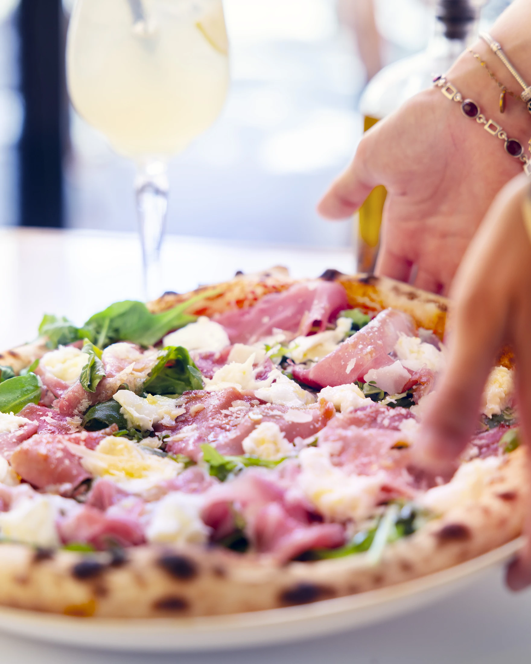 SHOOTING PHOTO - service à table d'une pizza à l'Impasto réalisé par l'Agence Verveine